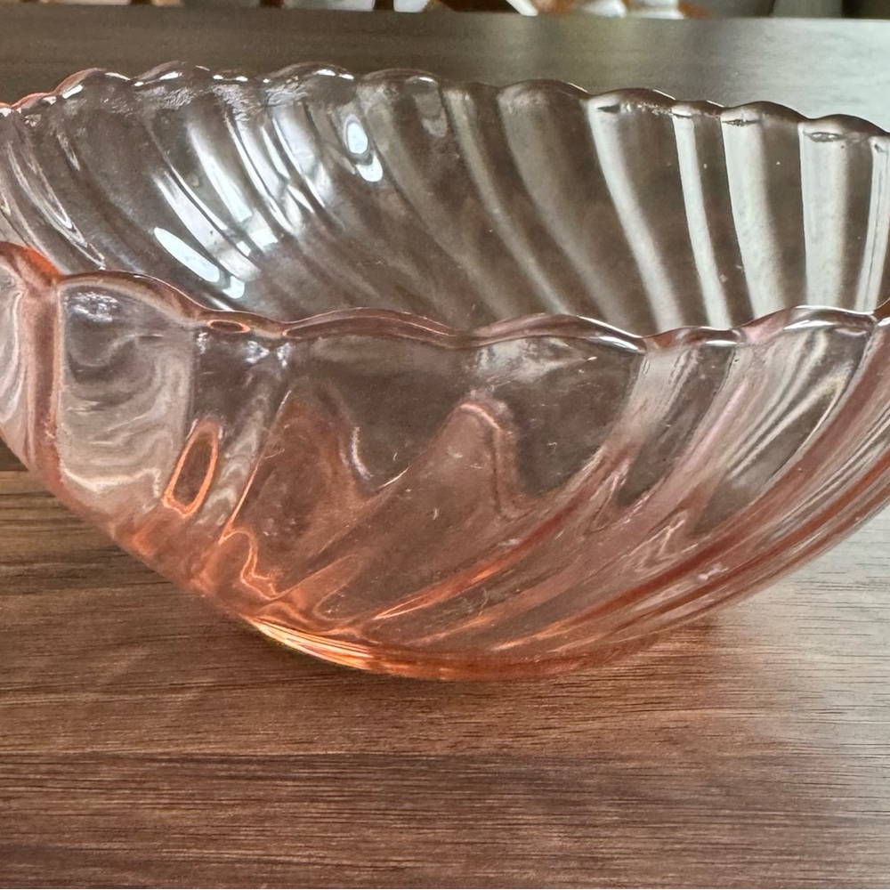 Pink glass bowls (3)